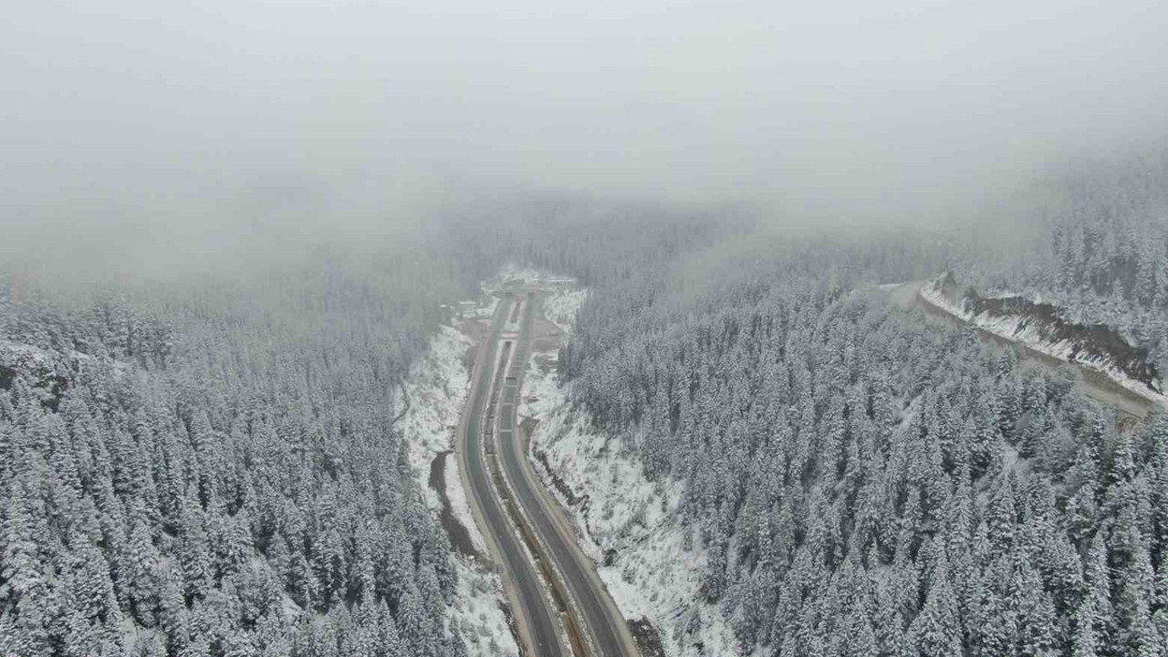 Doğa tekrar beyaza büründü: Karlı dağlar, sisli manzaralar