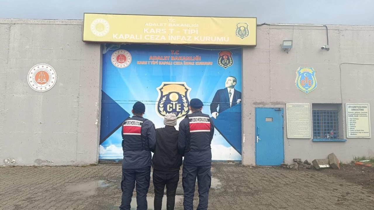 Sarıkamış’ta jandarma baskını! Firari FETÖ'cü saklandığı evde yakalandı