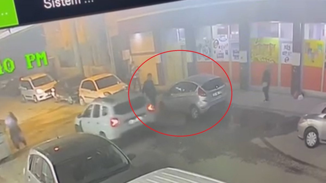 Sokak magandası otomobili tekmeleyerek aynayı kırdı!