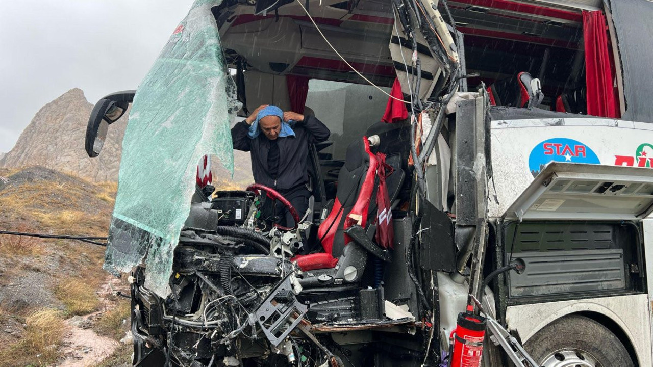 Otobüs ile yakıt tankeri kafa kafaya çarpıştı! Kazayı görenler dehşete kapıldı