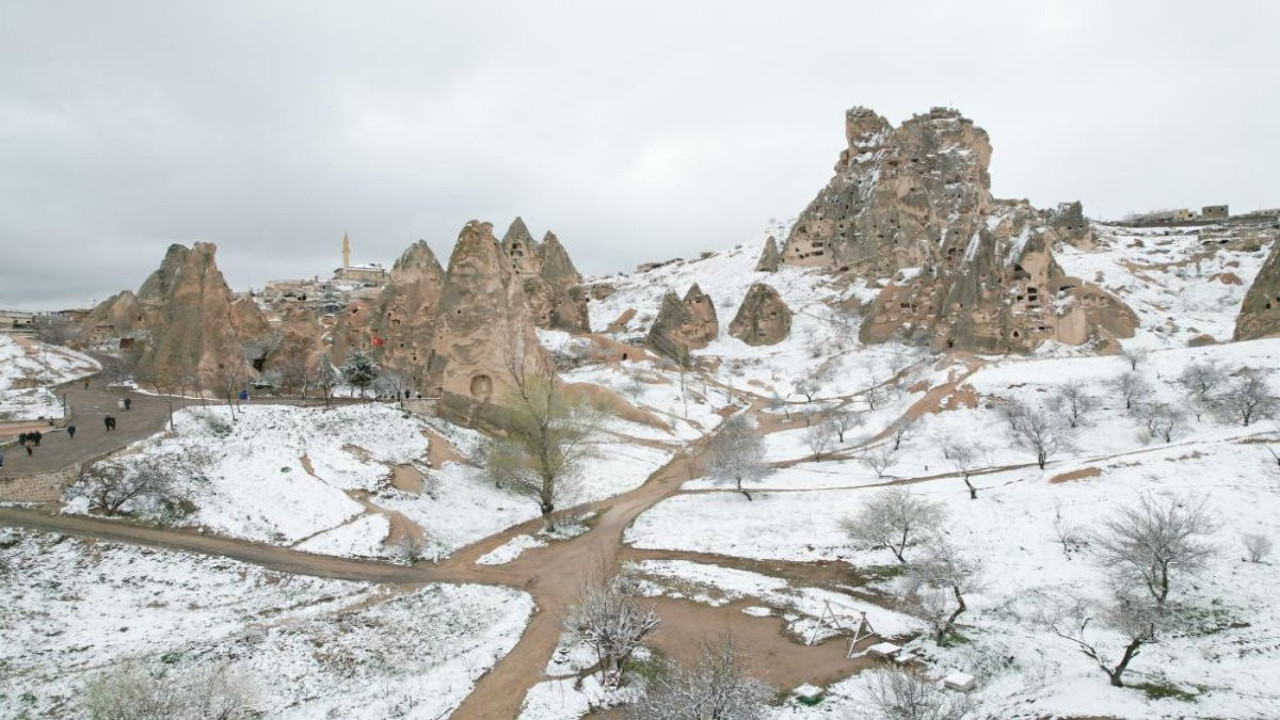 Turistlerin uğrak noktası beyaz gelinliğini giydi