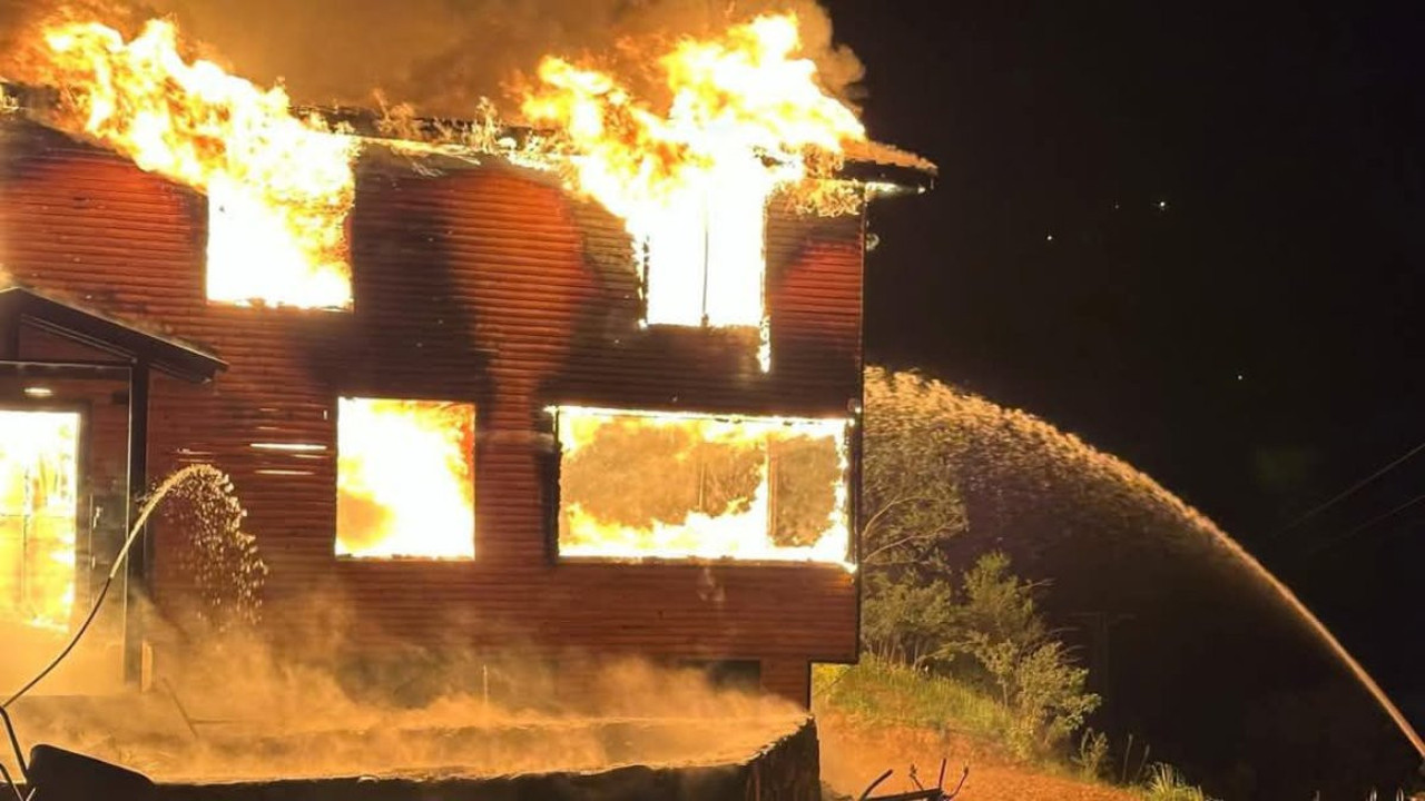 Artvin'de ahşap ev cayır cayır yandı