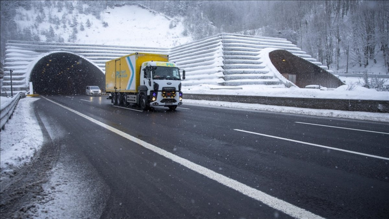 Bolu Dağı'nda kar etkisini gösteriyor