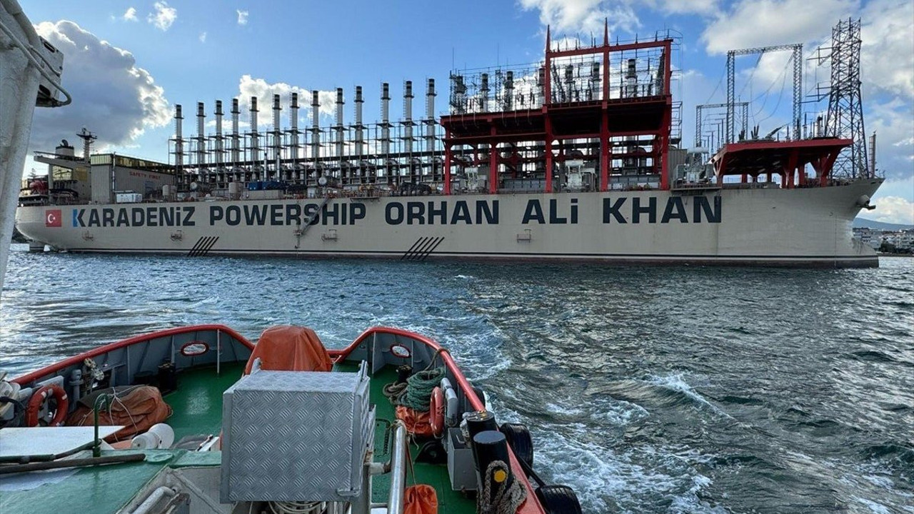 Denizde korku dolu anlar! 289 metrelik enerji gemisi karaya oturdu