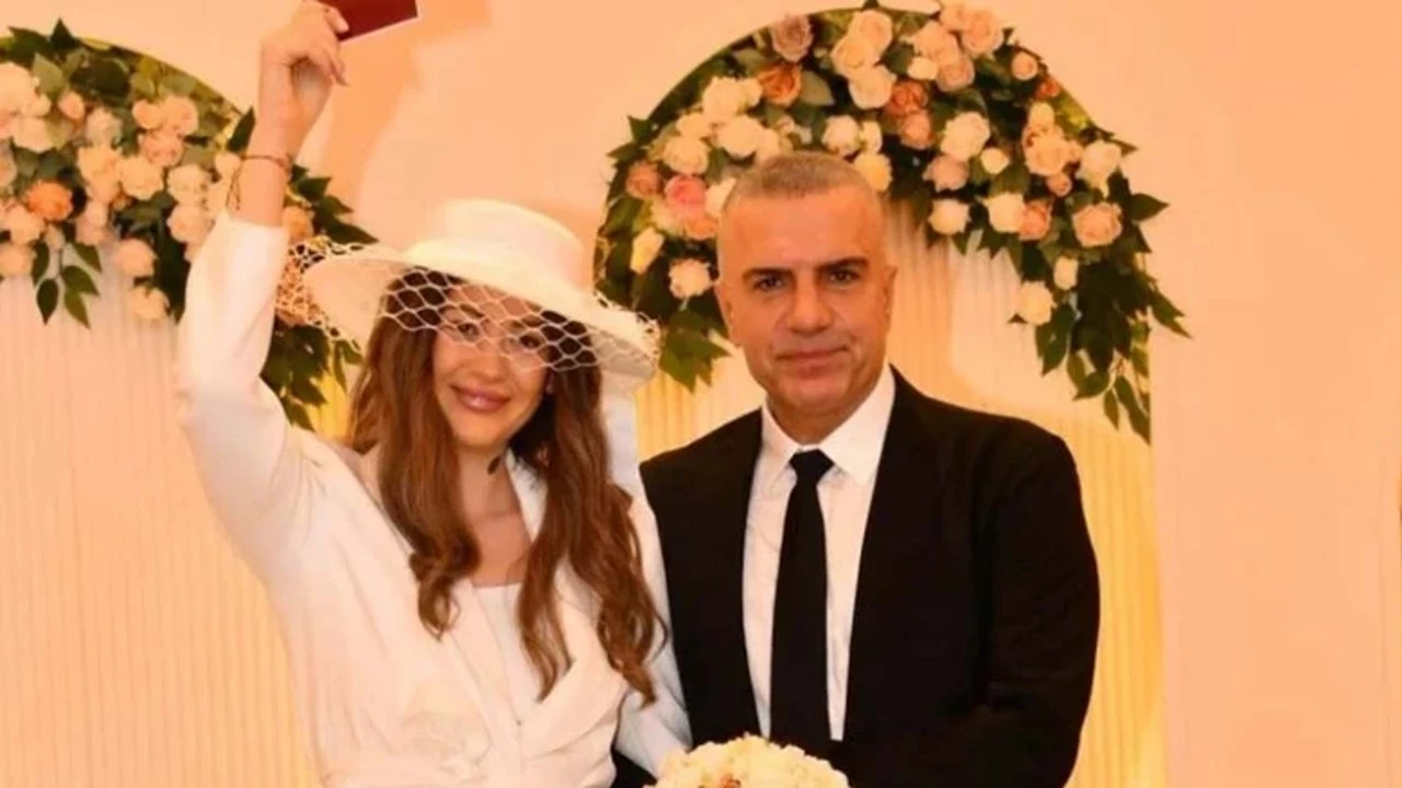 Kendisinden 15 yaş küçük sevgilisiyle! Ünlü türkücü sessiz sedasız evlendi
