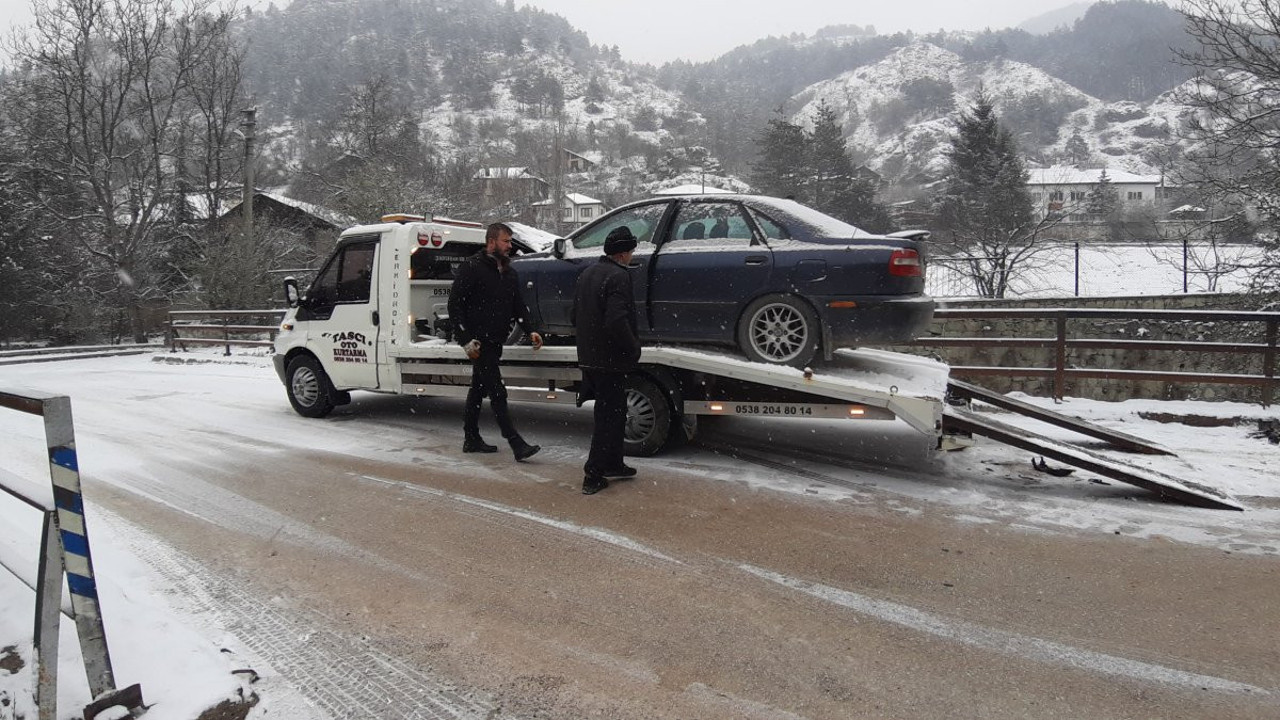Bolu'da buzlu yolda kafa kafaya çarpıştılar