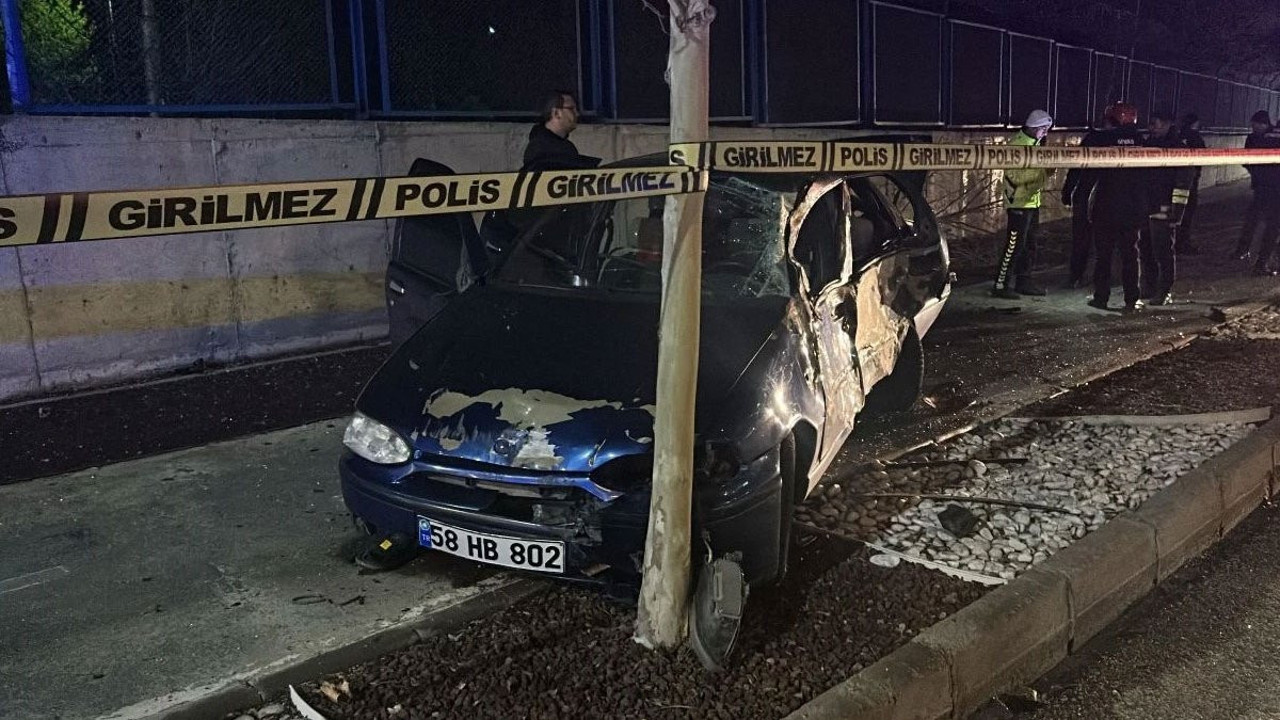 Sivas'ta ağaca çarpan otomobilin sürücüsü hayatını kaybetti