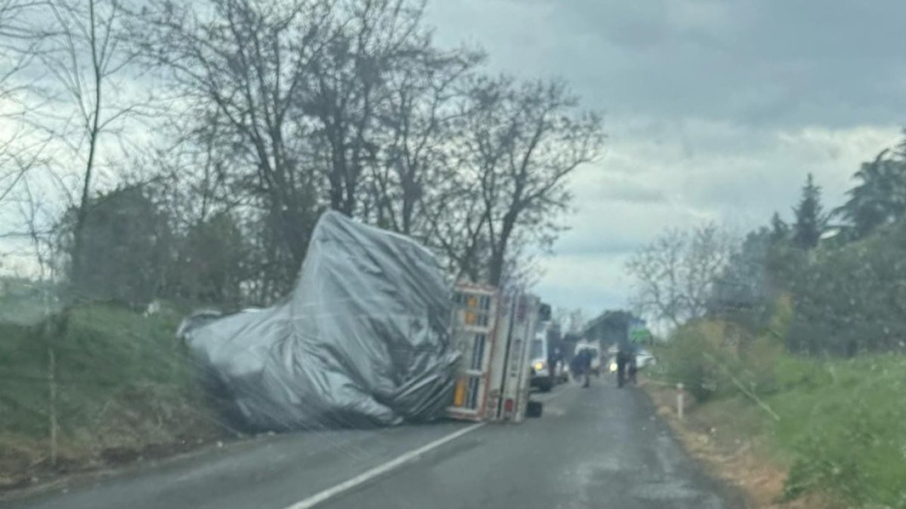 Muratlı’da feci kaza: Saman yüklü TIR devrildi