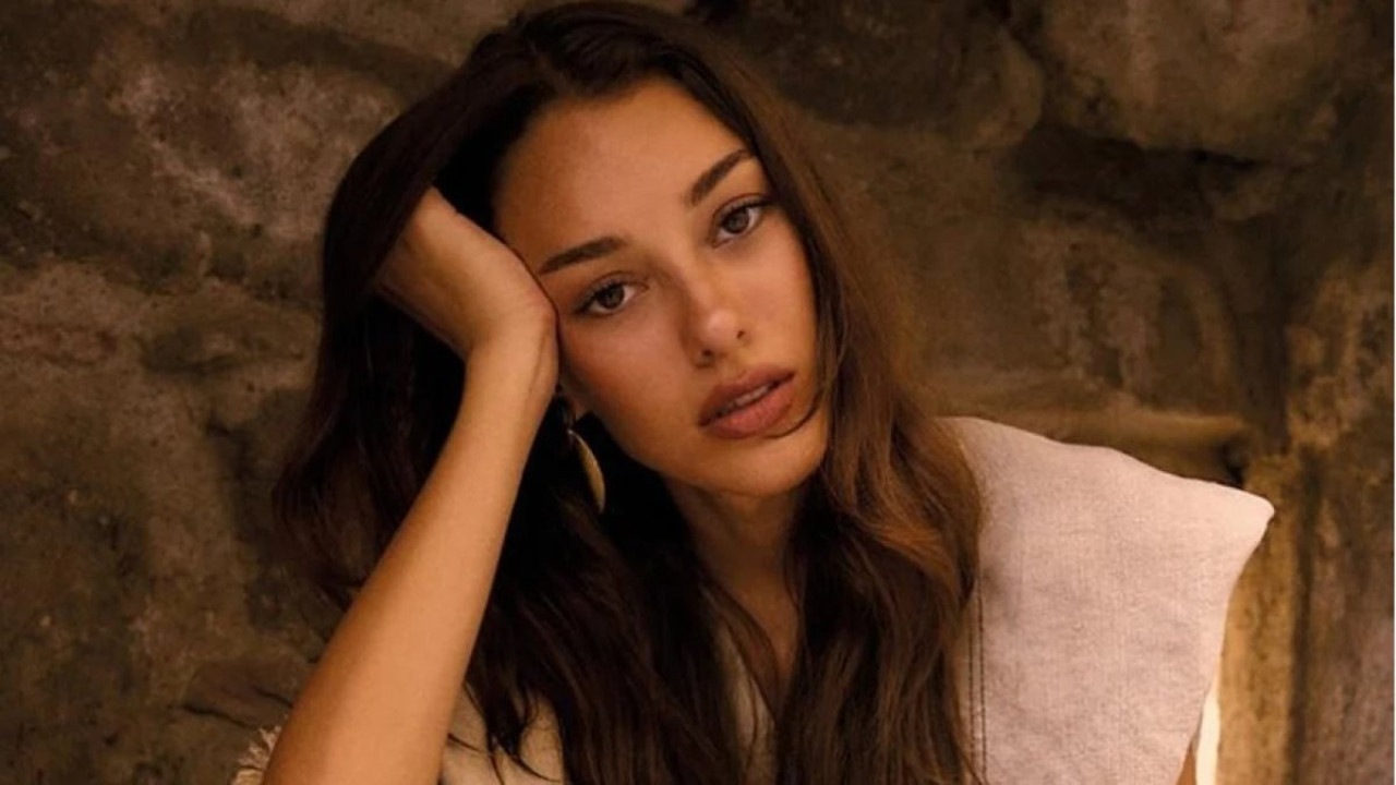 Dilan Çiçek Deniz'den şimdi de kahvehane pozu! Altın gününe katılmıştı