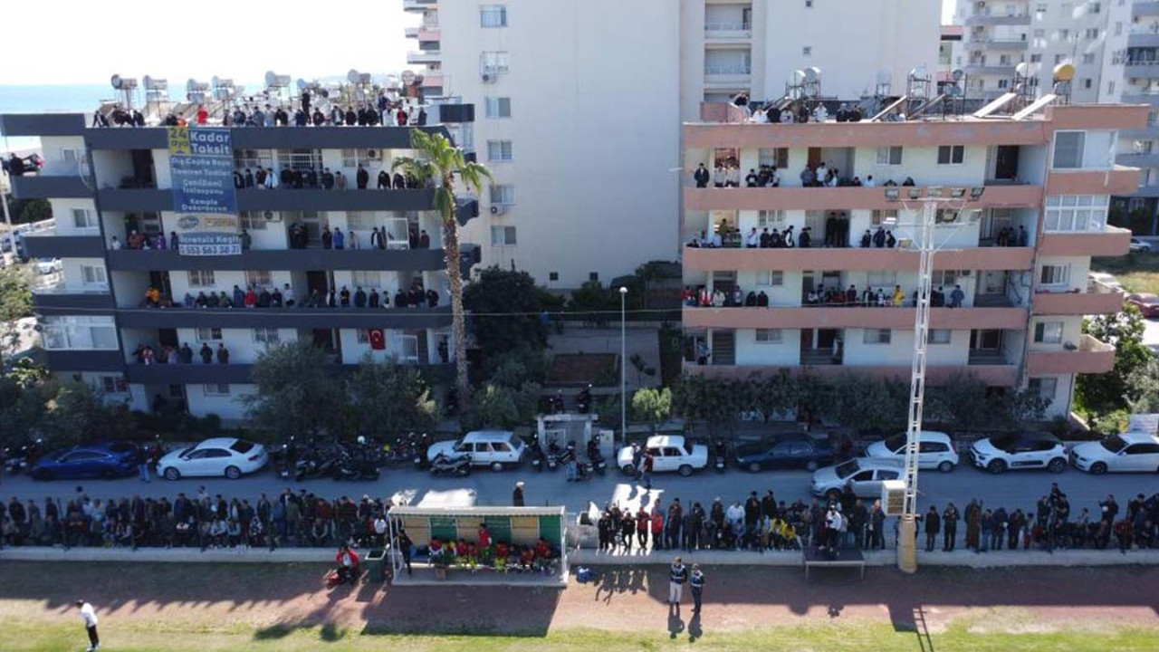 Amatör maçta taraftarlar tribünlere sığmadı: Balkonlar, kaldırımlar doldu taştı