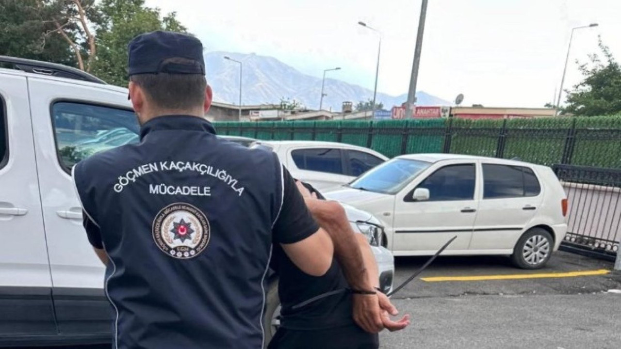 İki ilde 22 kaçak göçmen yakalandı