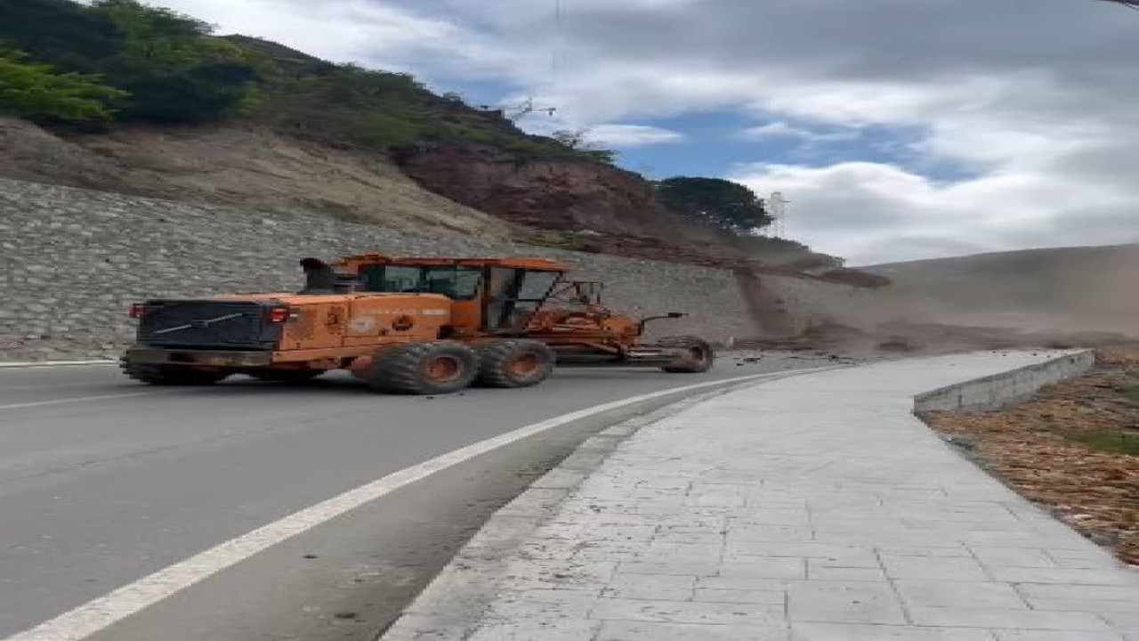 Artvin’de heyelan: İş makinesi kıl payı kurtuldu!