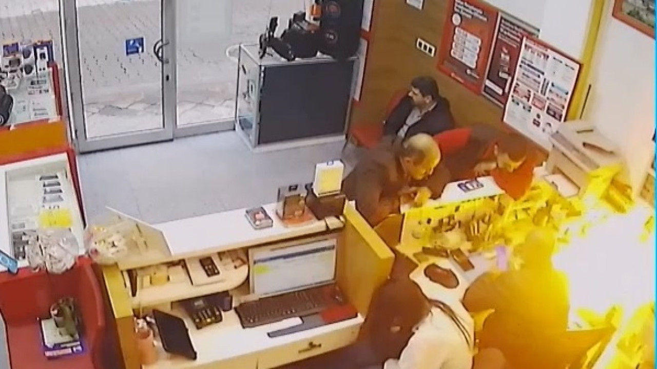 Cep telefonu bataryası alev topuna döndü! Tamirci son anda kurtuldu...