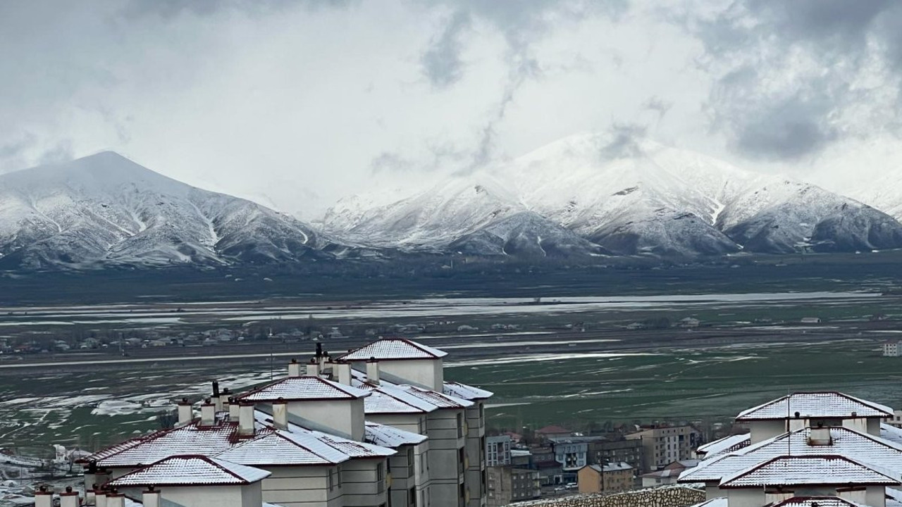 Hakkari'de köy yolları ulaşıma kapandı