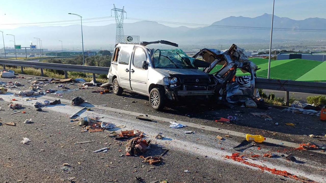Yol çıkışını kaçıran sürücünün sonu felaket oldu: Araç hurdaya döndü