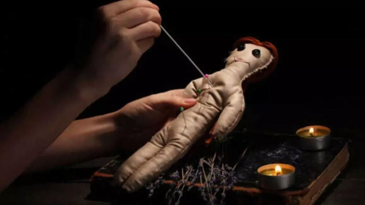 Kendini kadın gibi tanıtıp müstehcen fotoğrafları ele geçirdi. Sosyal medyada 'sapık medyum' kabusu