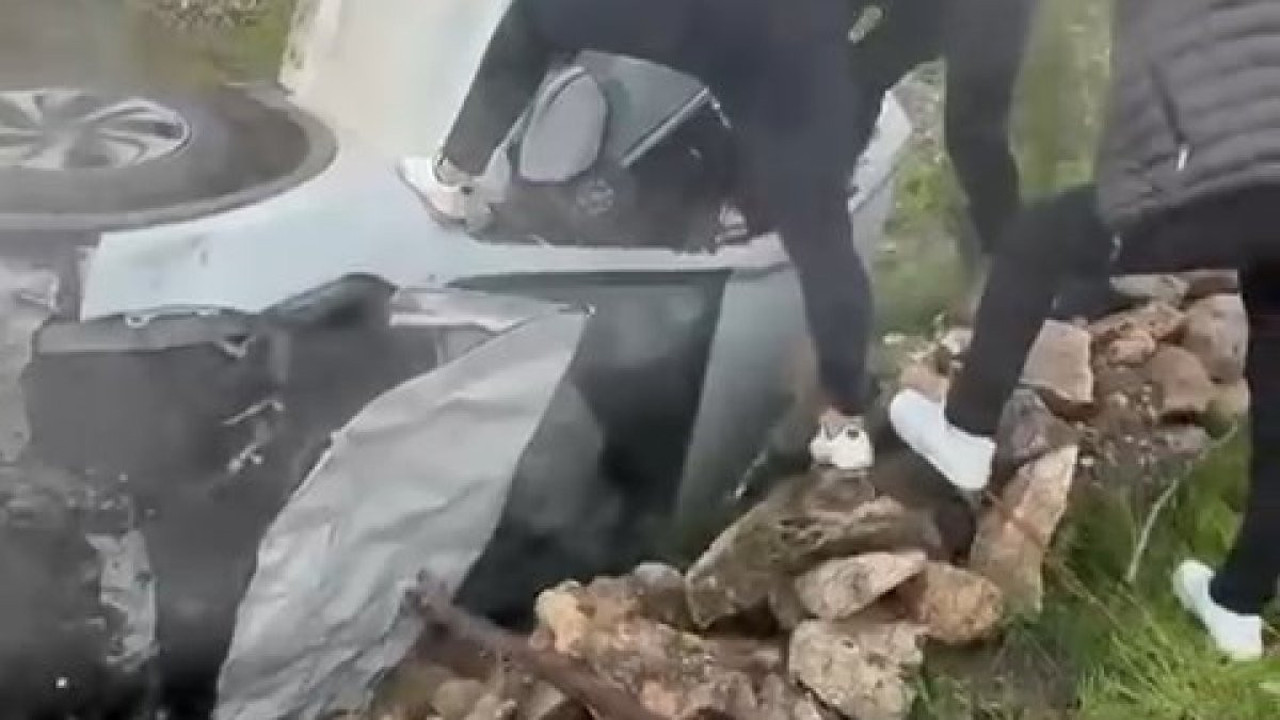 Otomobil, evin bahçesine uçtu!