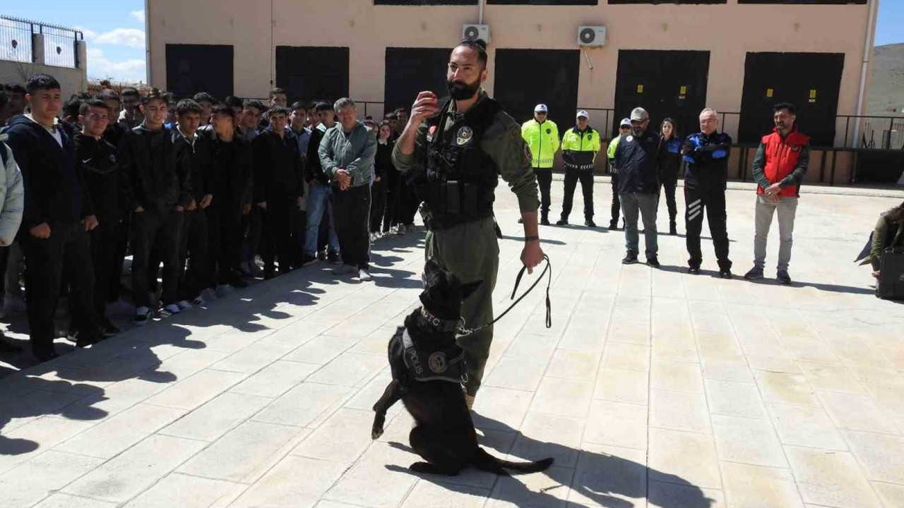 Çocuklar, polislerle bir araya geldi