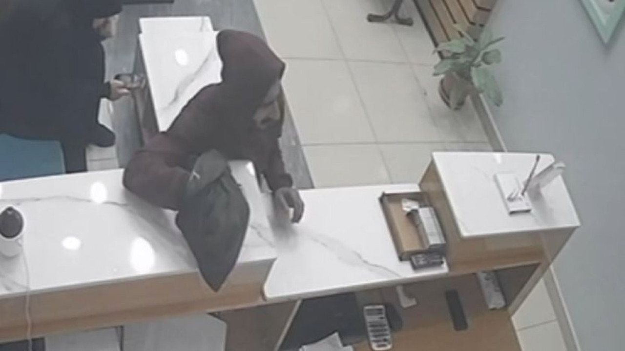 Diş kliniğindeki sadaka kutusunu çaldı; o anlar kamerada