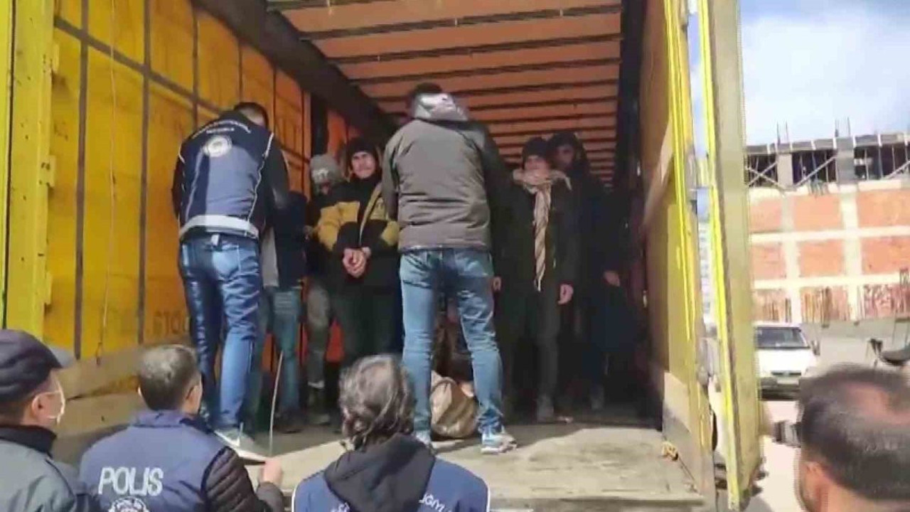 Tırda kaçak göçmenler yakalandı