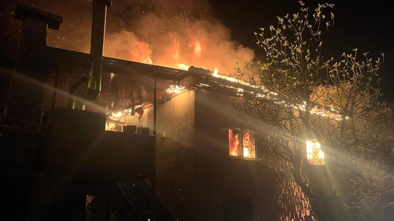 Antalya’da 2 katlı ev alev alev yanıp küle döndü