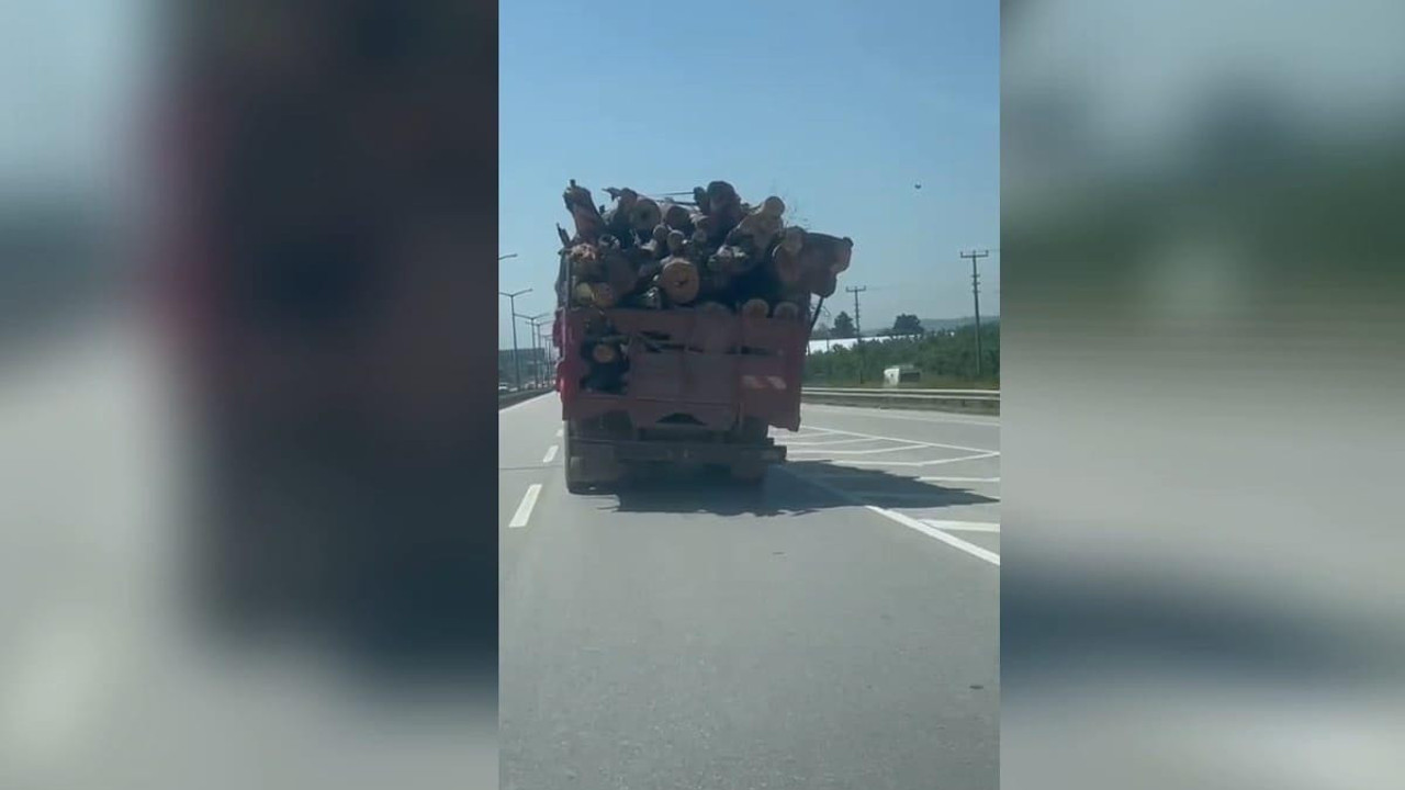 D-100’de tomruk kamyon sürücülere korku dolu anlar yaşattı