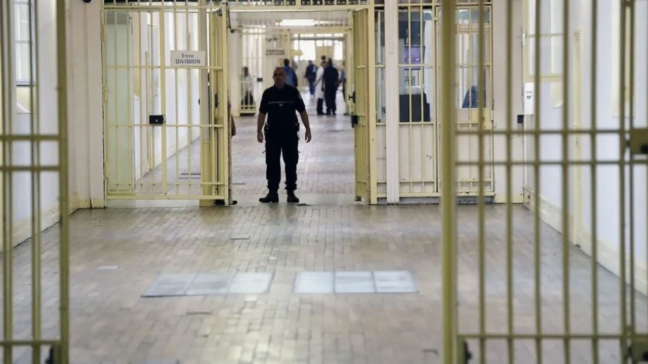 Fransa'da hapishanelerde yer kalmadı. Prefabrik cezaevi dönemi başlıyor