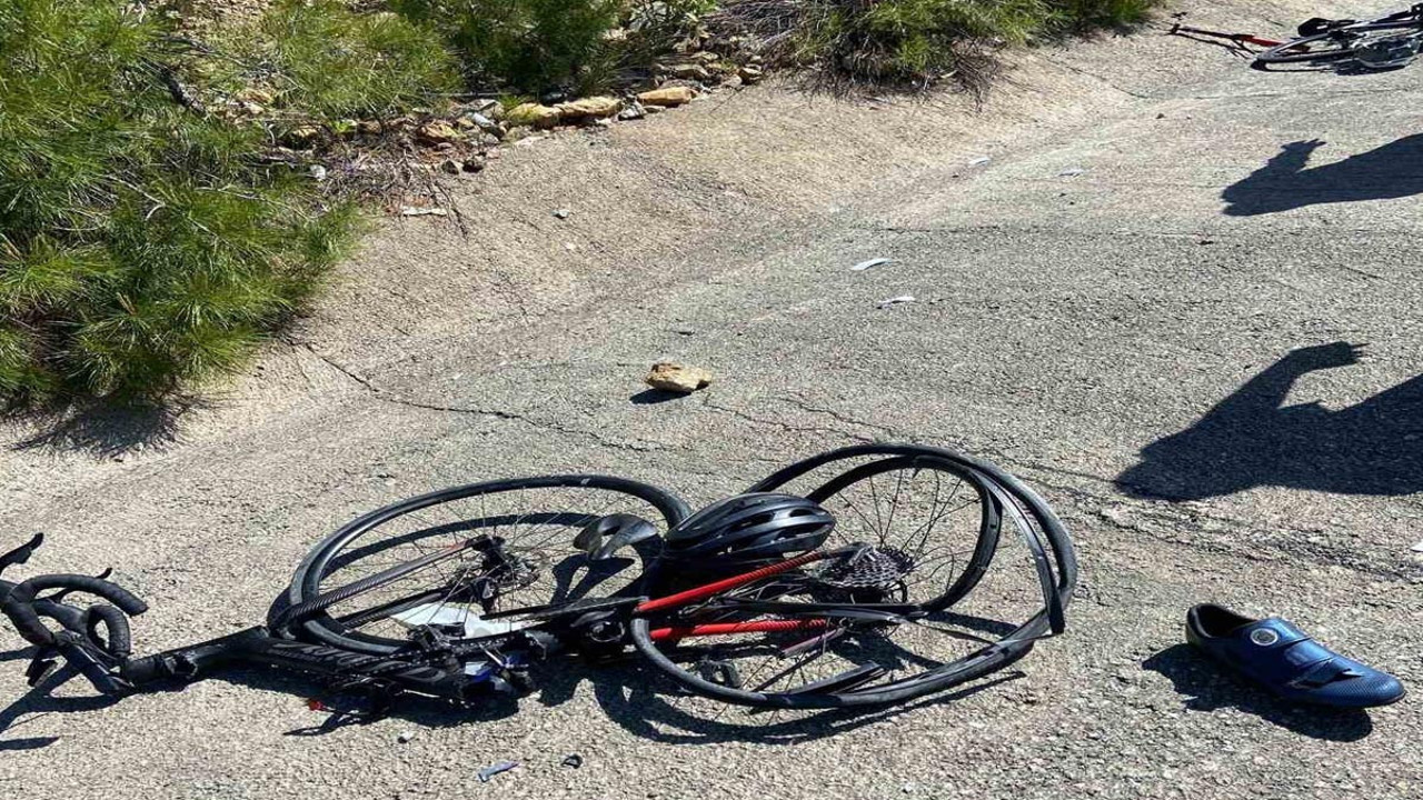 Otomobil bisikletli gruba çarptı! Yaralılar var