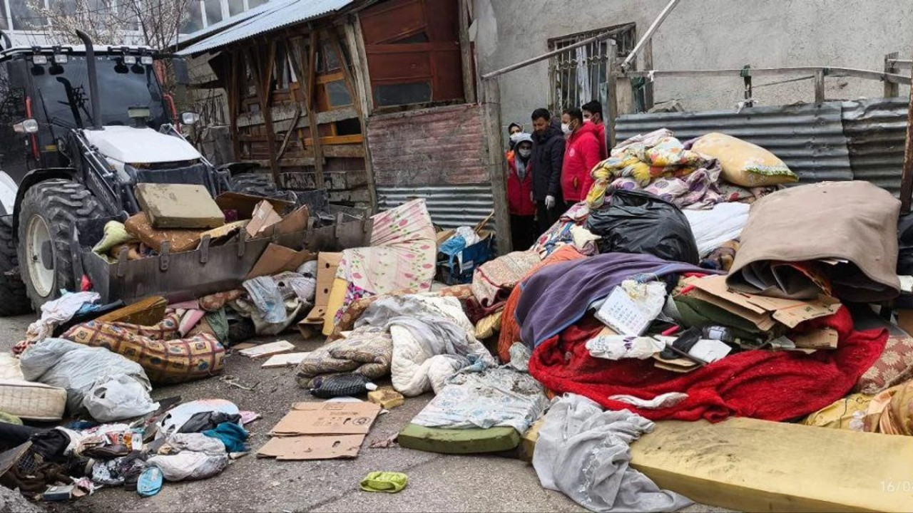 Van’da bir evden iki kamyon çöp çıktı