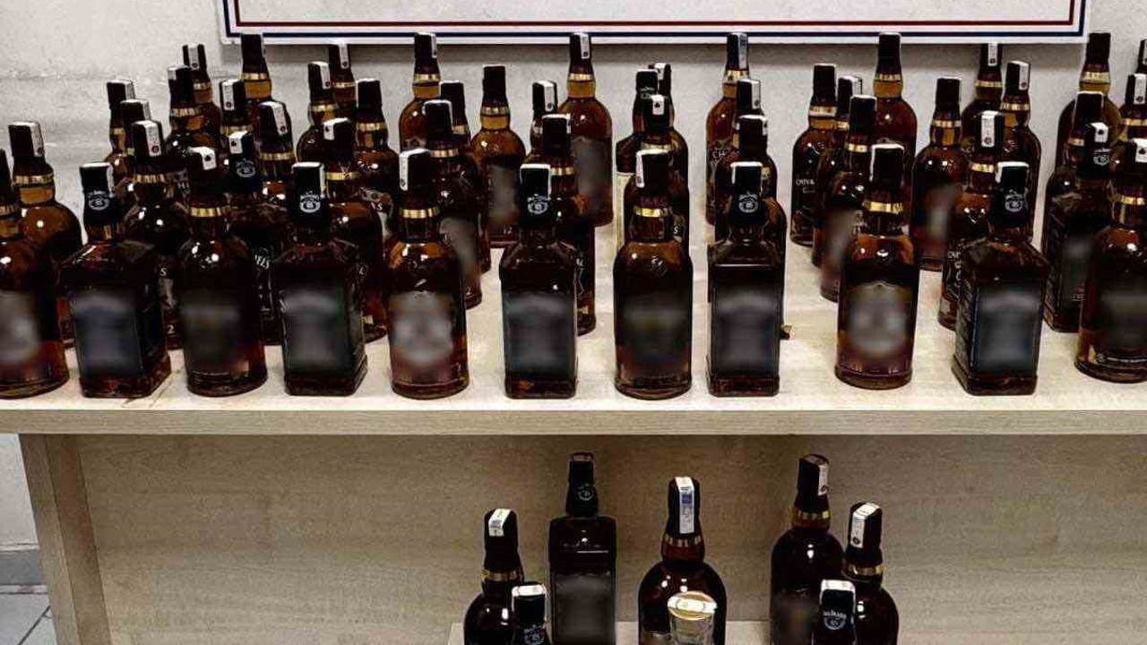 Mersin'de otomobilde şişe şişe viski ele geçirildi