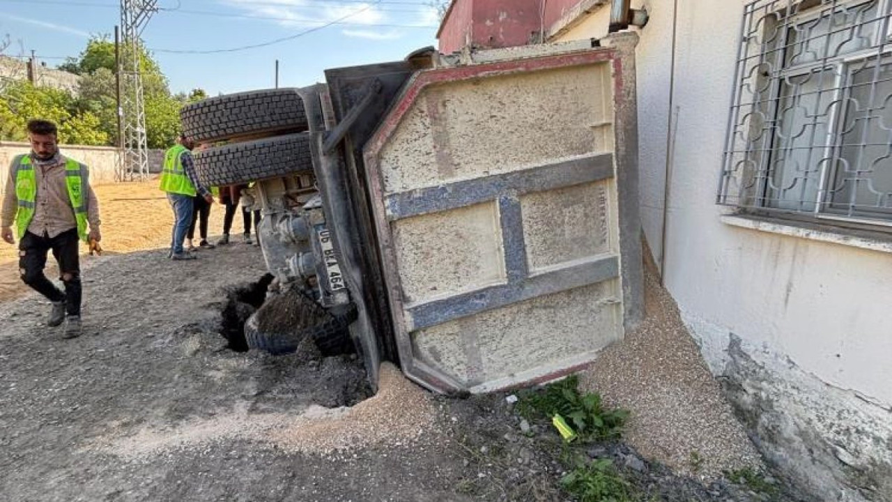 Hatay'da yol çöktü, kum yüklü kamyon devrildi