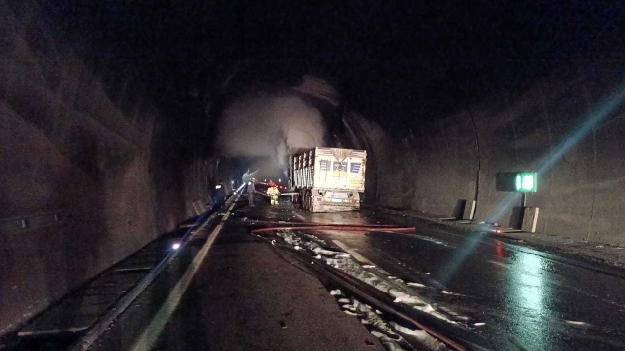 Kömür yüklü TIR alev aldı: Tünel 2 saat ulaşıma kapandı