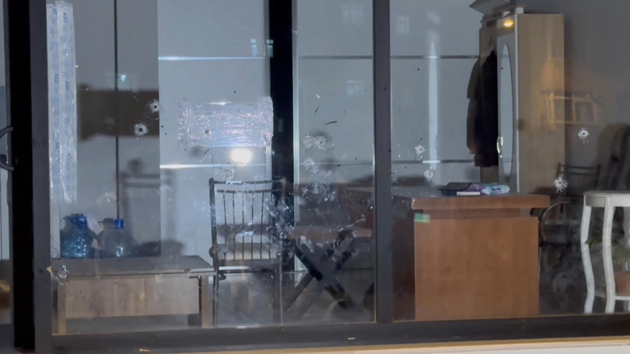 Motosikletli şüphelilerden kan donduran saldırı! Küçükçekmece’de işyerini kurşun yağmuruna tuttular