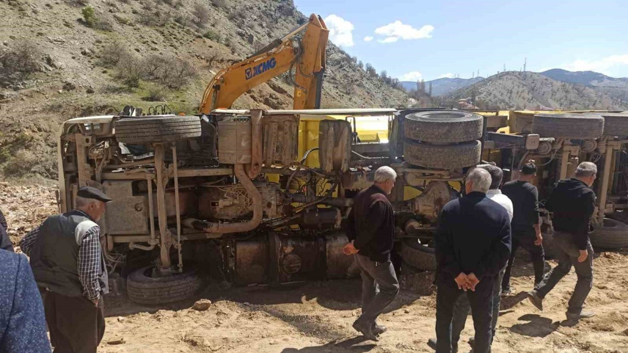 Hafriyat kamyonu devrildi