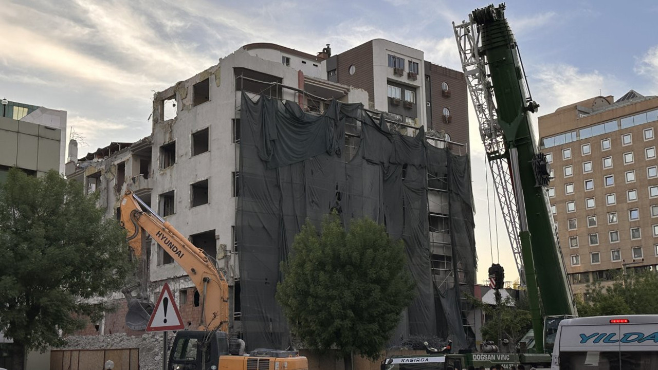 Ağır hasarlı bina yıkımında çökme!