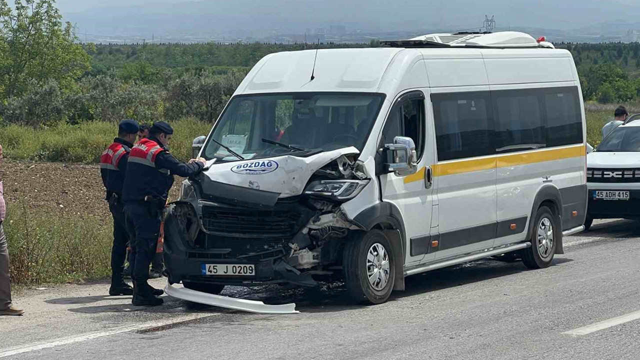 Manisa’da okul servisleri çarpıştı! Çok sayıda öğrenci yaralandı
