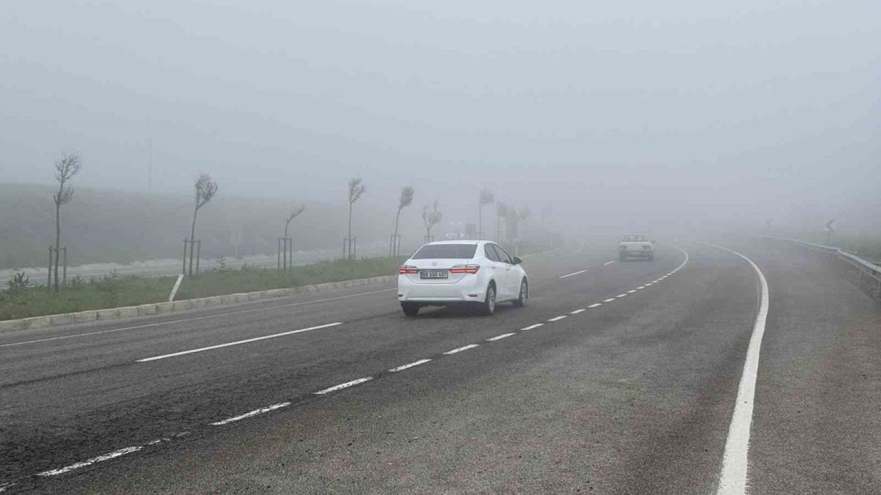 Tekirdağ’da etkili olan yoğun sis sürücülere zor anlar yaşattı