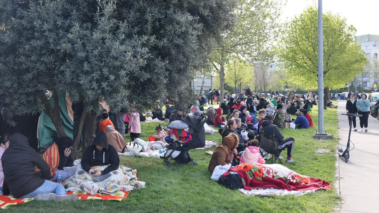 Depremden etkilenen vatandaşlar kampüsde çadır kurdu