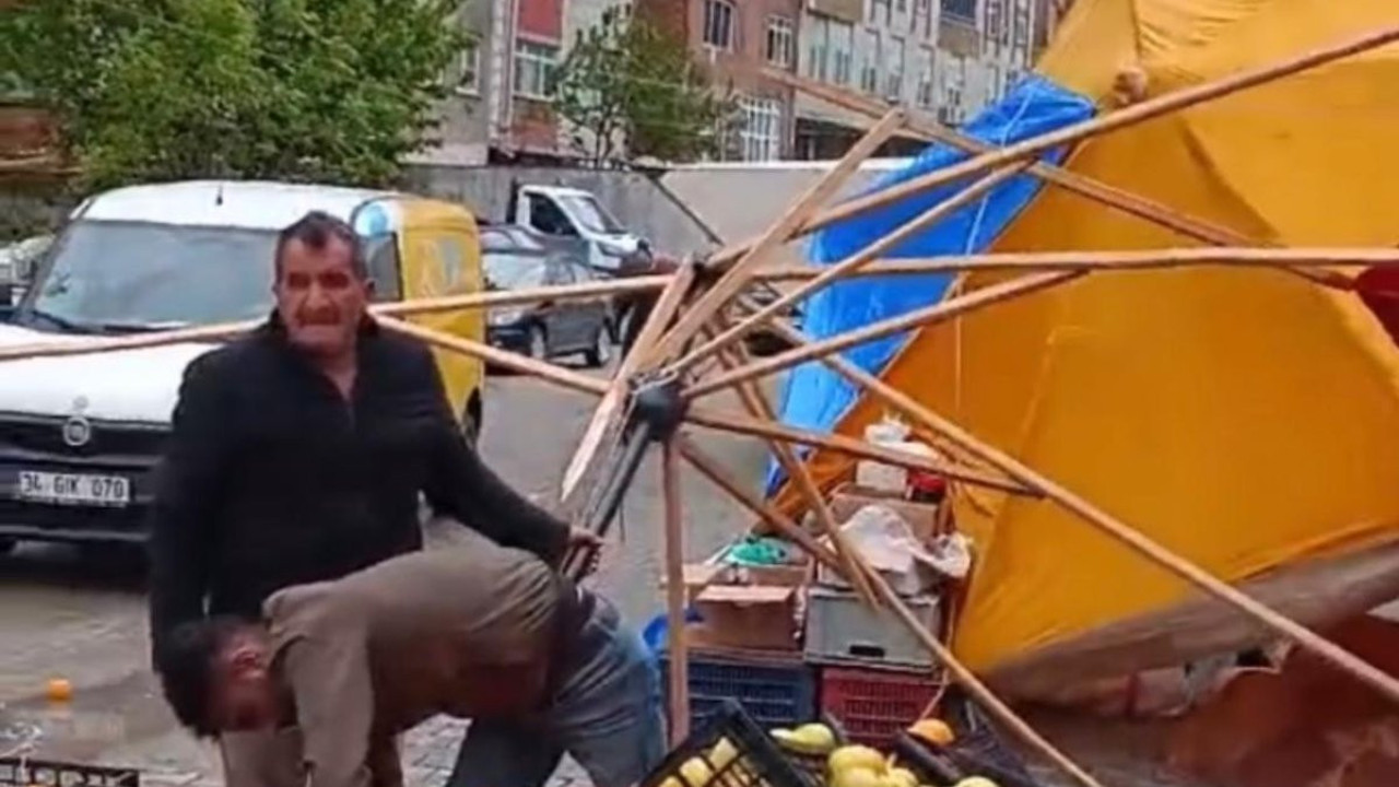 Artvin’de fırtına, tezgahları devirdi, sebze ve meyveler yola döktü