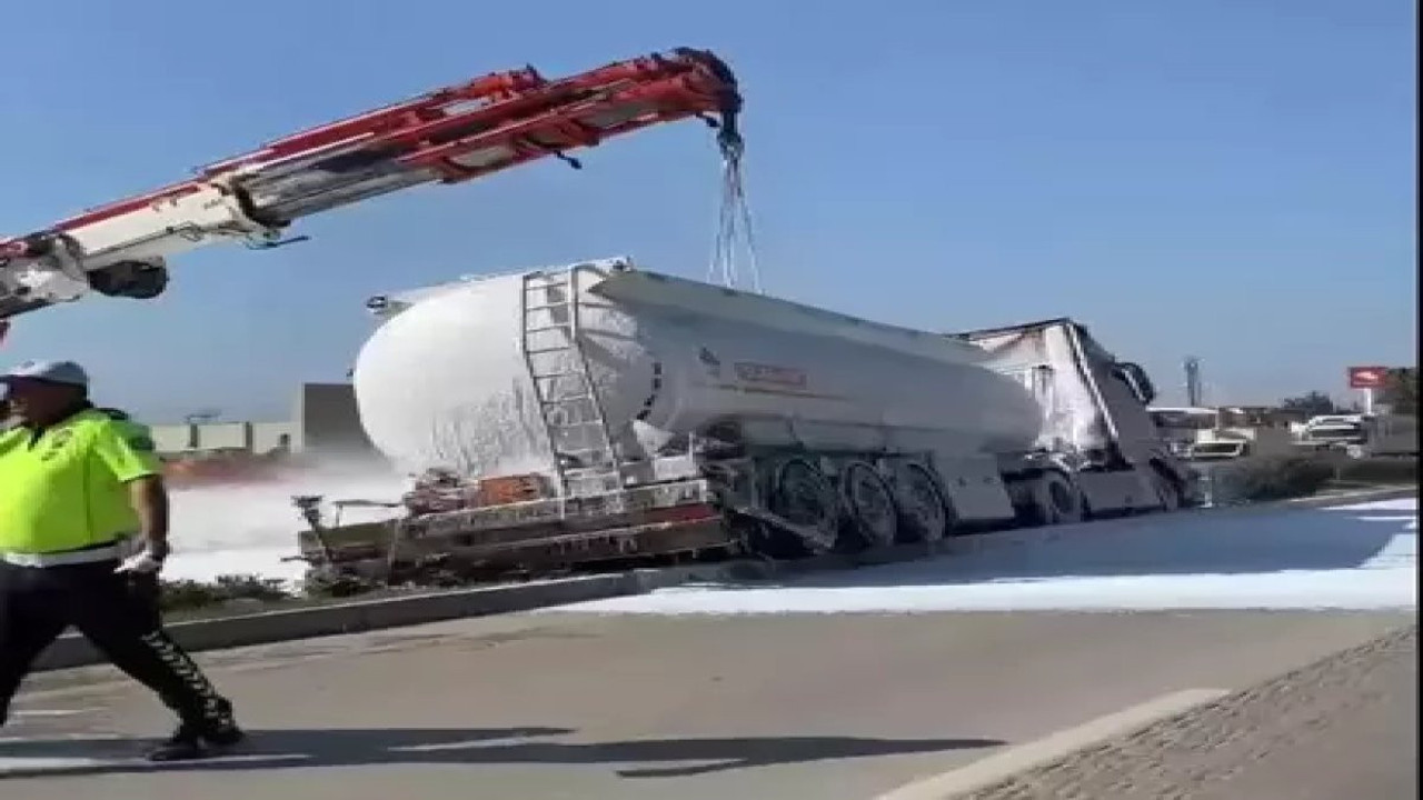 Hatay'da yakıt yüklü tanker devrildi