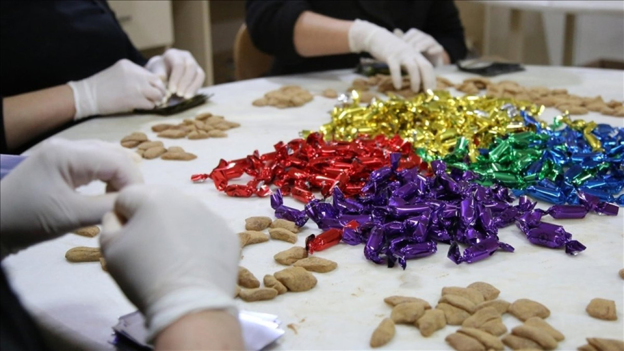 8 ton mesir macunu 20 dakikada halka dağıtıldı