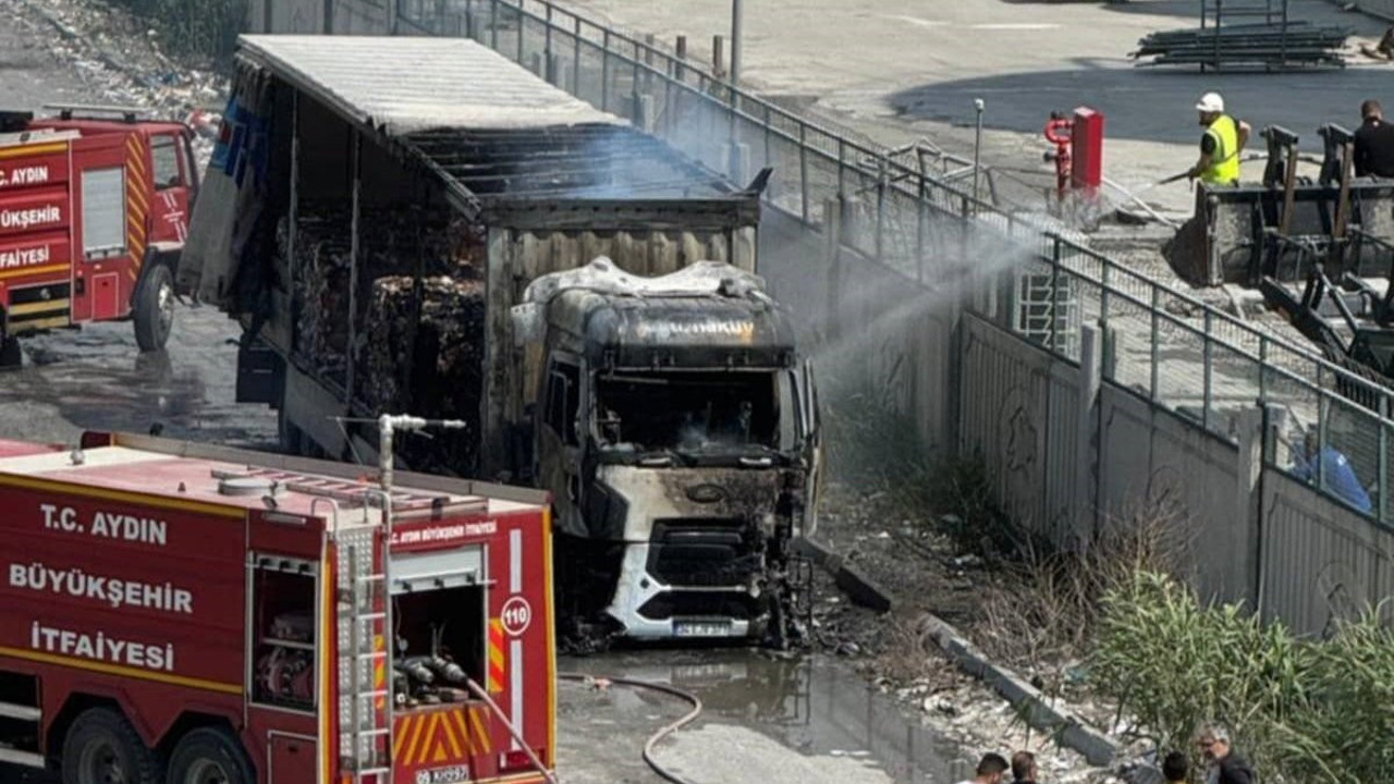 Atık kağıt getiren tırda yangın çıktı