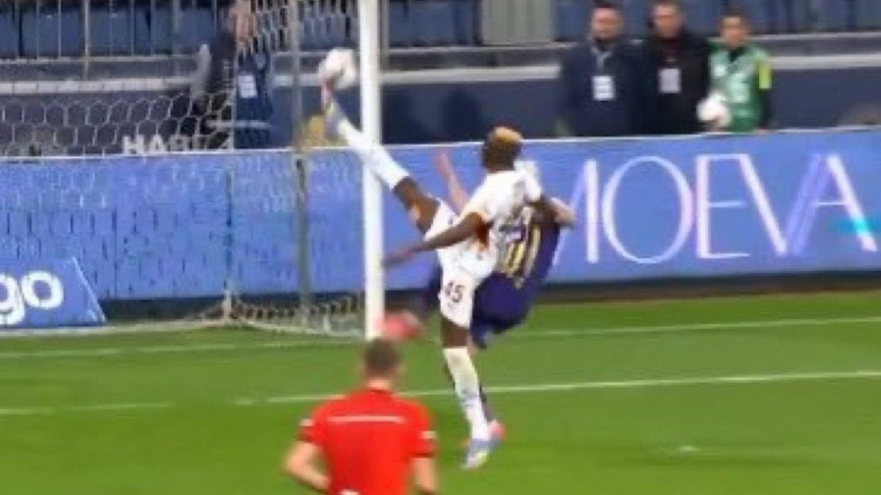 Victor Osimhen bacağını rekor yüksekliğe kaldırdı