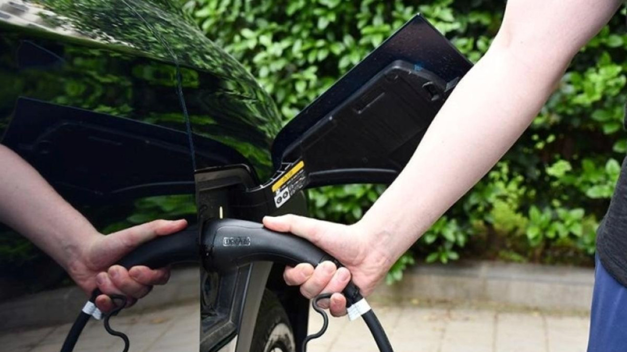 Tesla'yı tahtından edecek! Şarj sorunu yaşayan elektrikli araba kullananlara dikkat