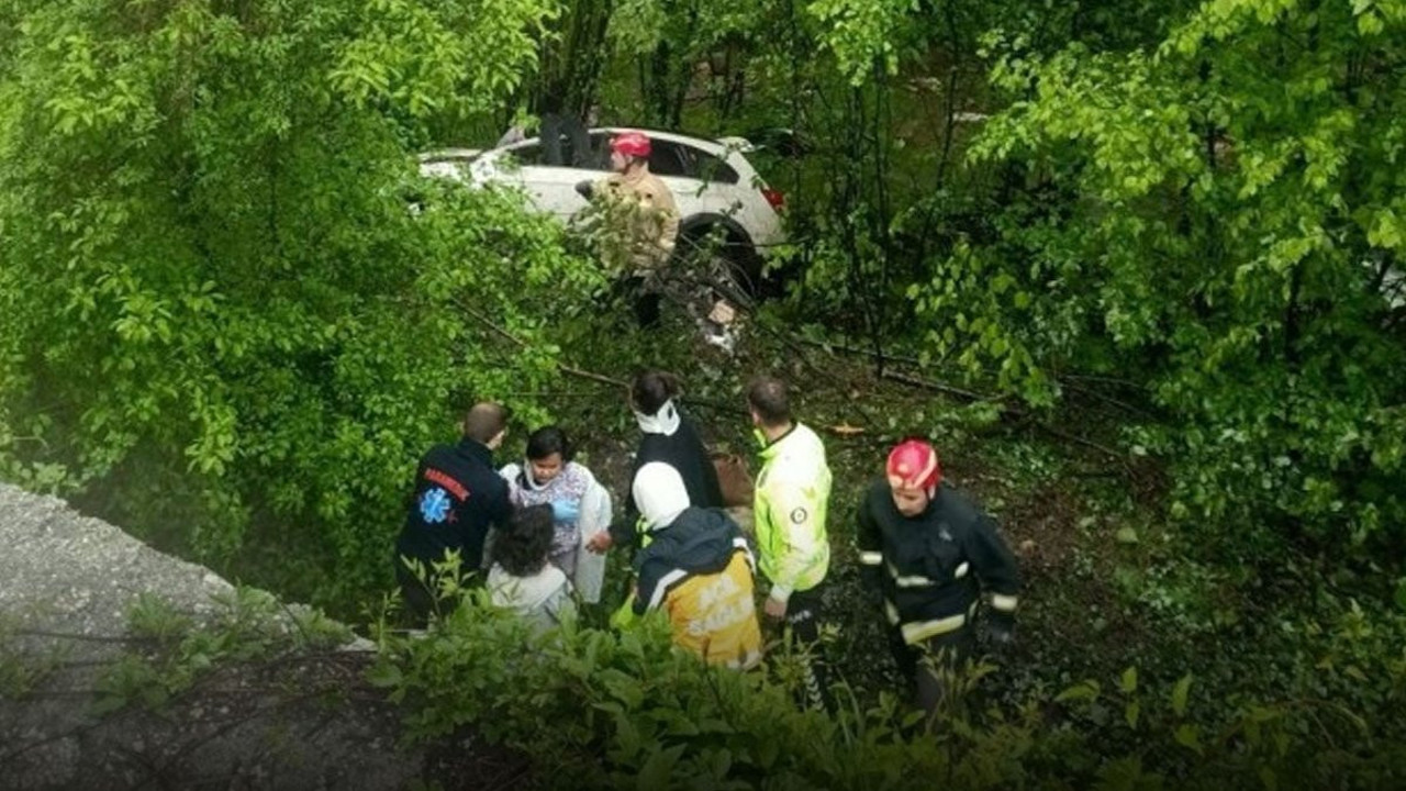 Kontrolden çıkan araç ormana uçtu: Ölü ve yaralılar var
