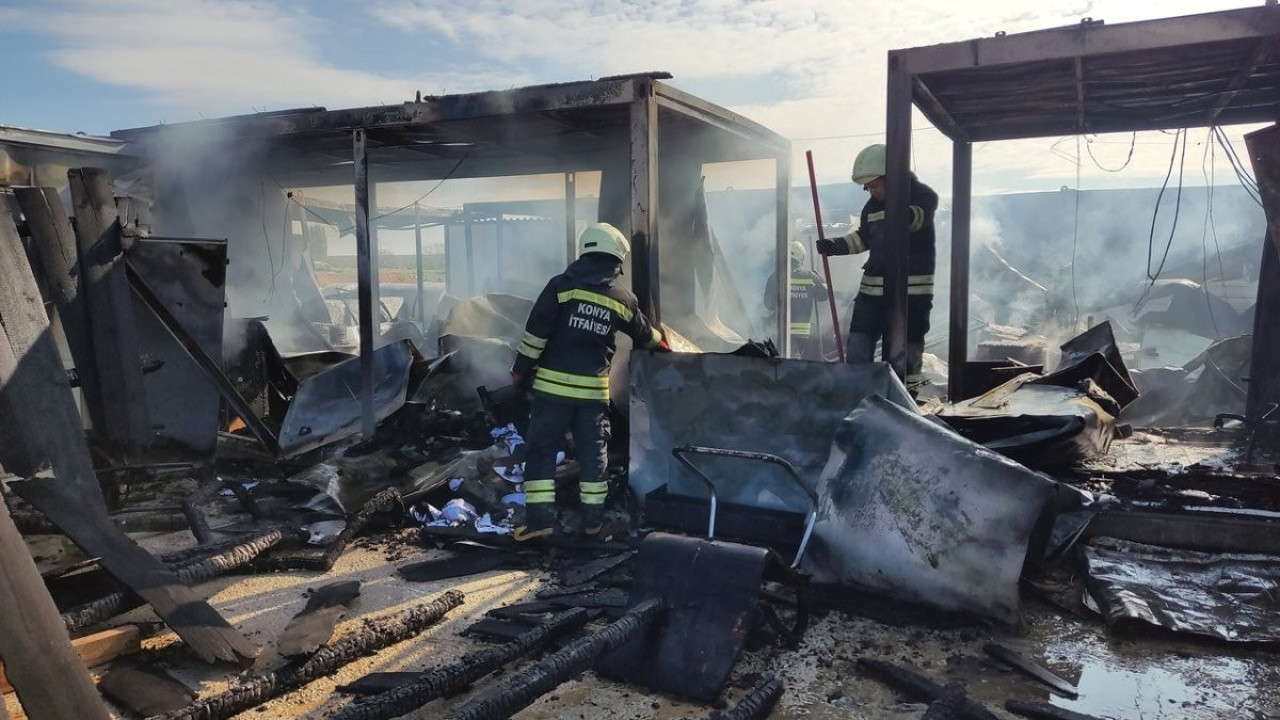 Okul inşaatında 7 konteyner yandı