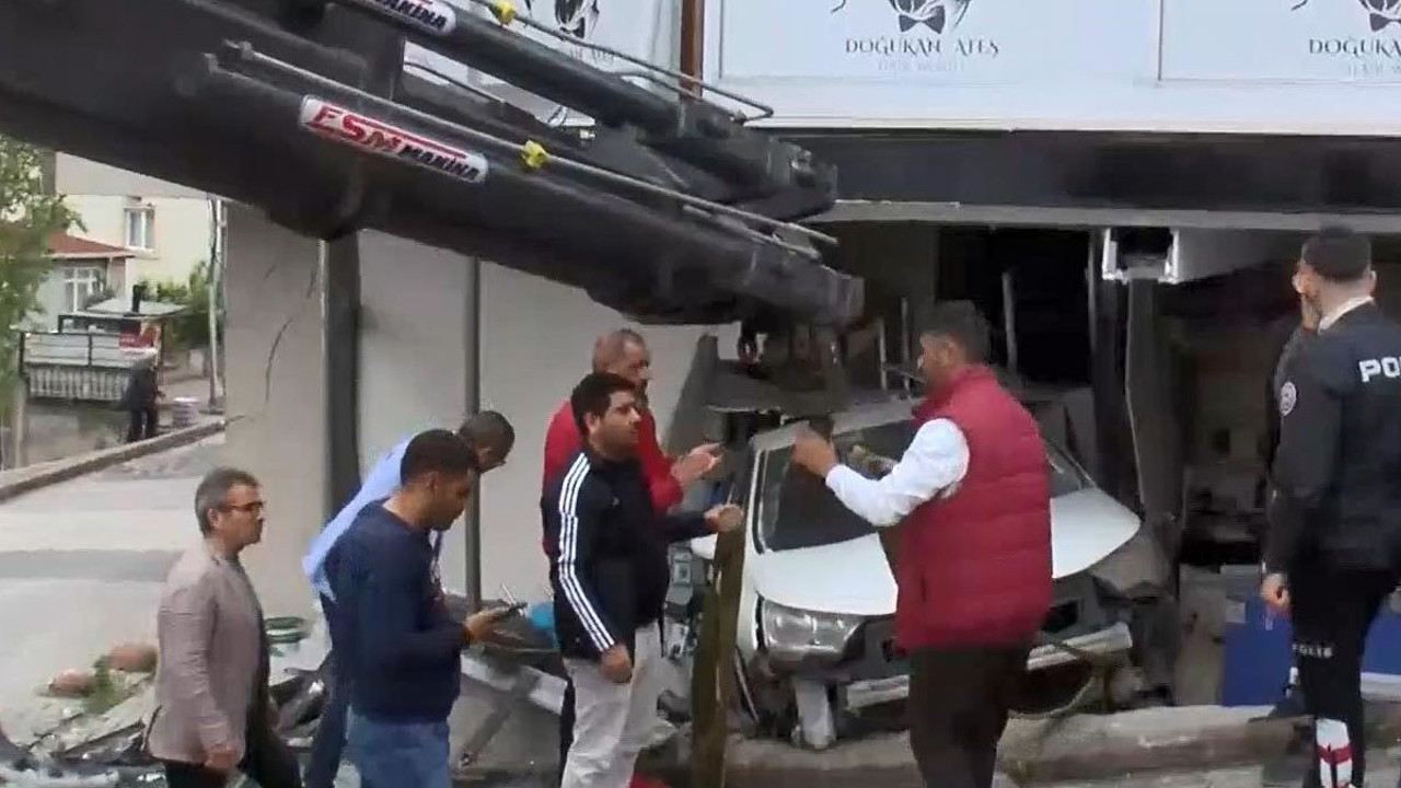 Sancaktepe’de kaza şoku: Araç iş yerine girdi