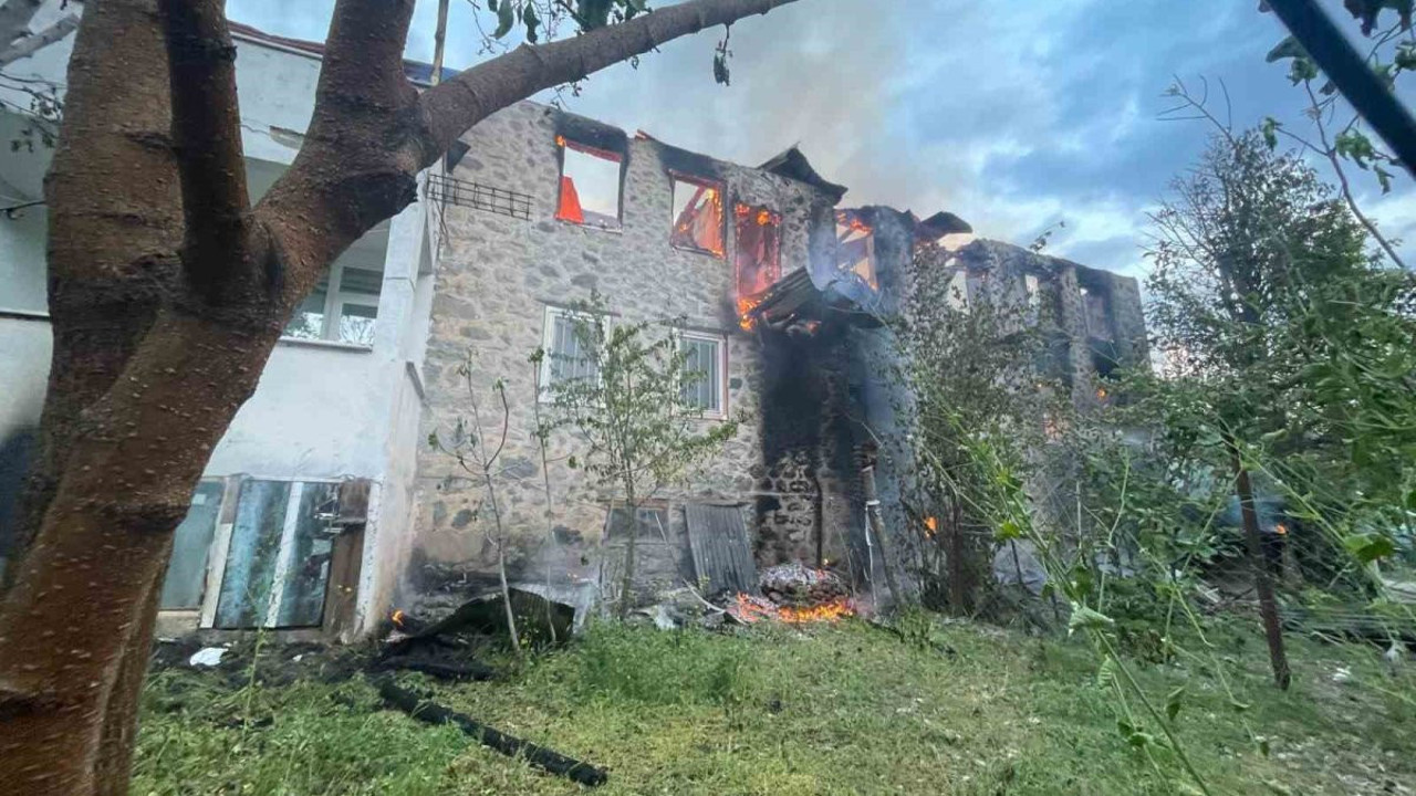 Artvin'de ahşap ev küle döndü!