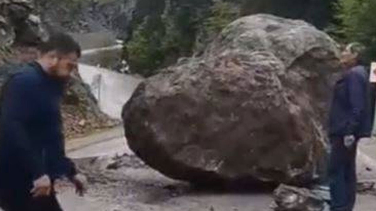 Dev kaya parçası yola düştü faciadan dönüldü