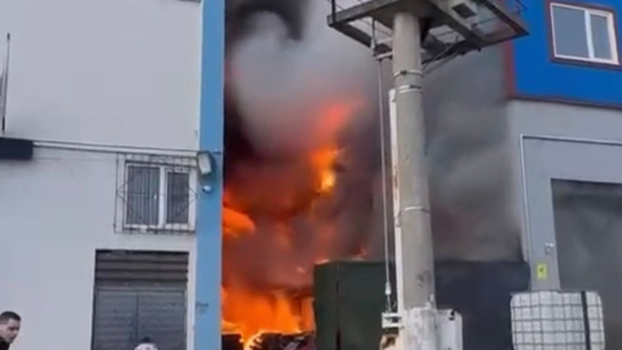 Fabrika deposu cayır cayır yandı!